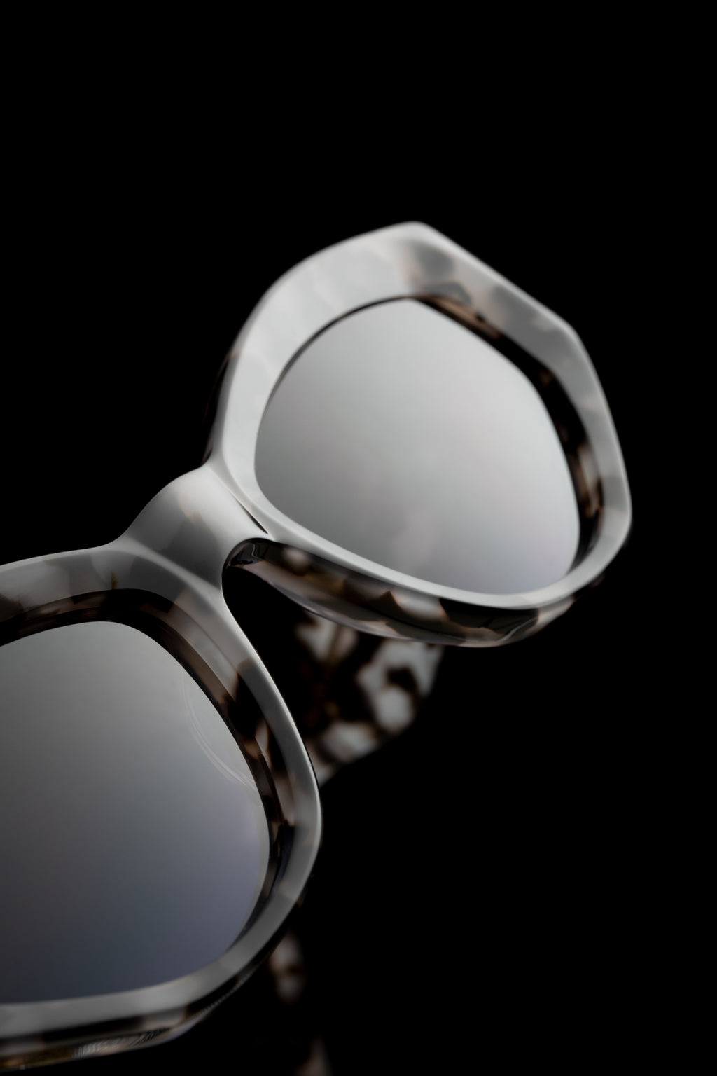 Bayonne | Chocolate Tortoise | detail