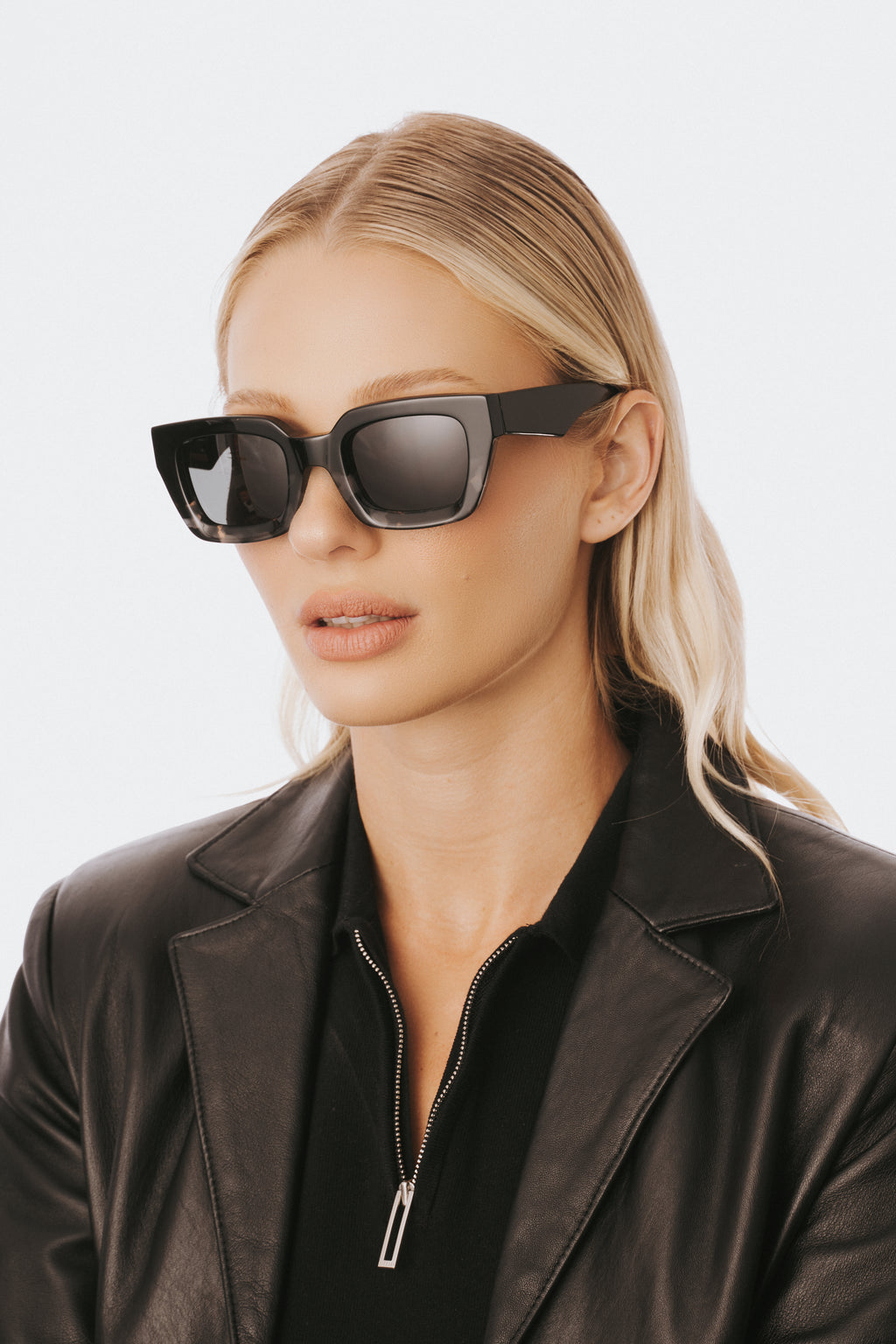 Versaille | Midnight | lifestyle